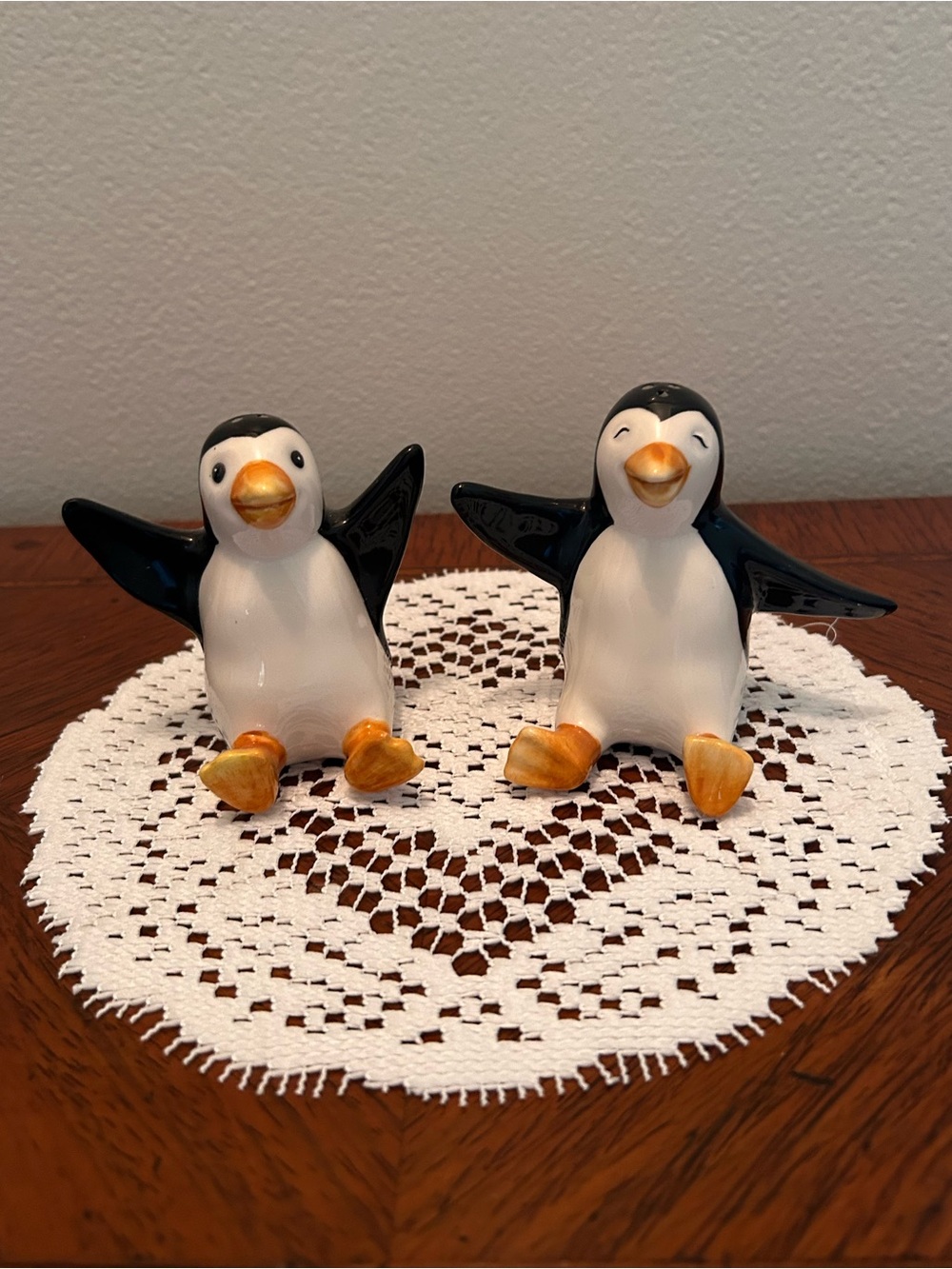 EUC Whimsical Ceramic Penguin Salt & Pepper Shaker Set Adorable Coastal Kitchen